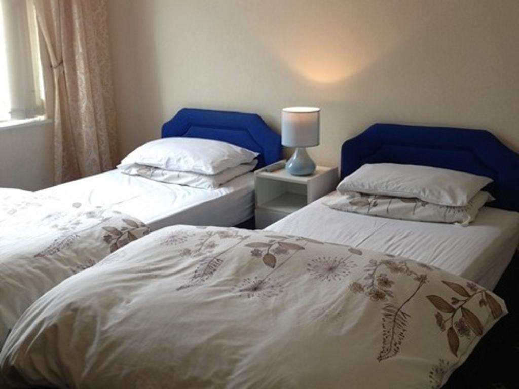 Black Lions Guest House New Ferry ภายนอก รูปภาพ